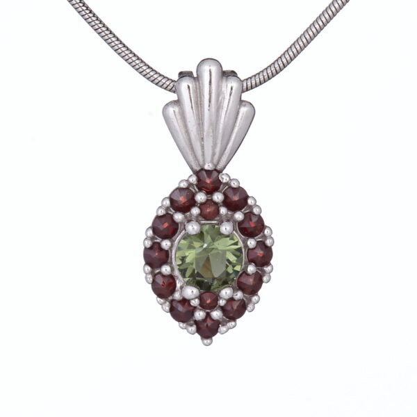 Pendente in argento con moldavite e granati 1016
