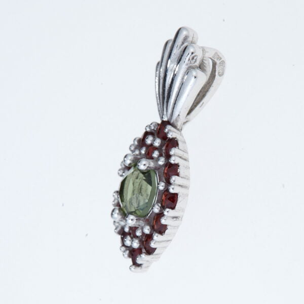Pendente in argento con moldavite e granati 1016
