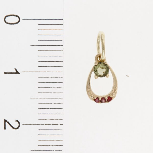 Pendente in oro con moldavite e granati 07