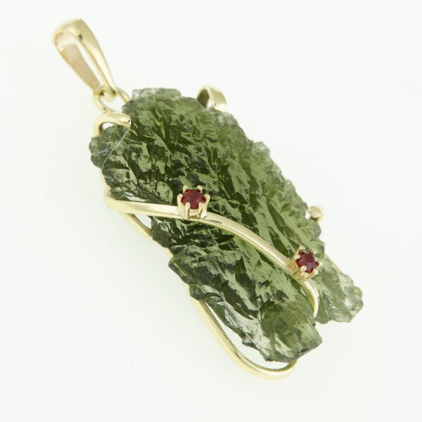 Pendente in oro con a moldavite e granati 7094