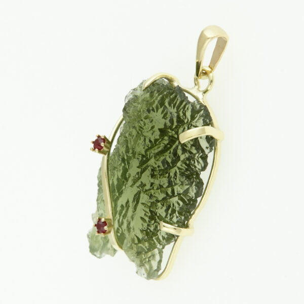Pendente in oro con a moldavite e granati 7094