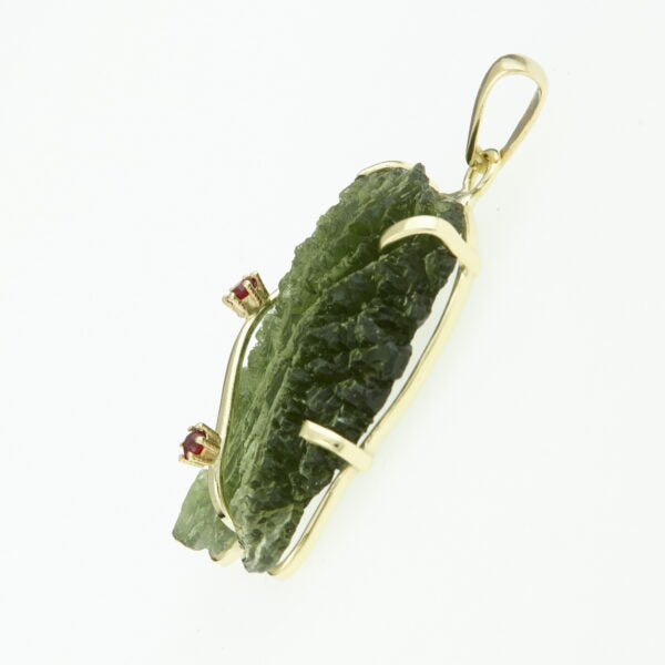 Pendente in oro con a moldavite e granati 7094