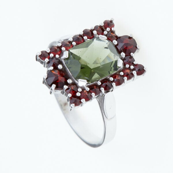 Anello in argento con moldavite e granati 02