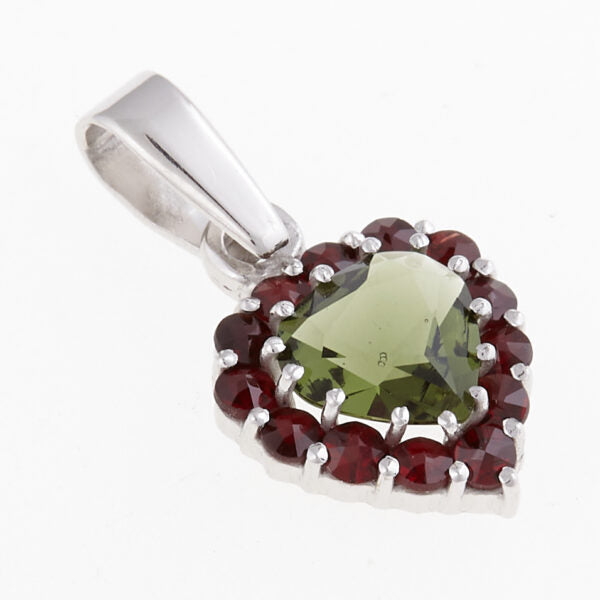 Pendente in argento con moldavite e granati – cuore 025