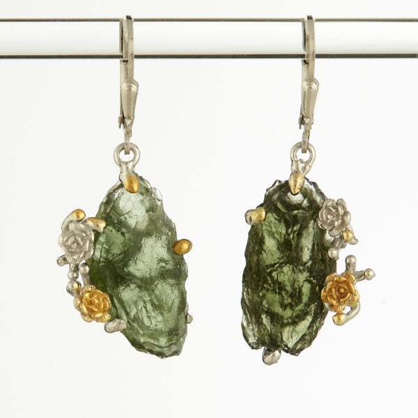 Orecchini in argento con natural moldaviti 9710