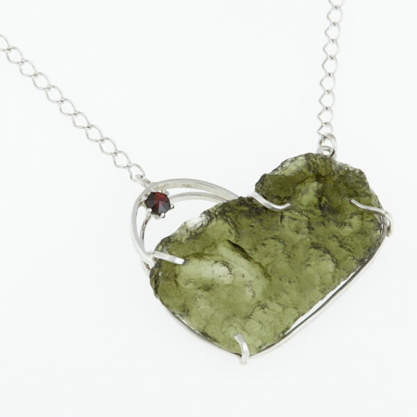 Collana d'argento con moldavite e granato- cuore 737
