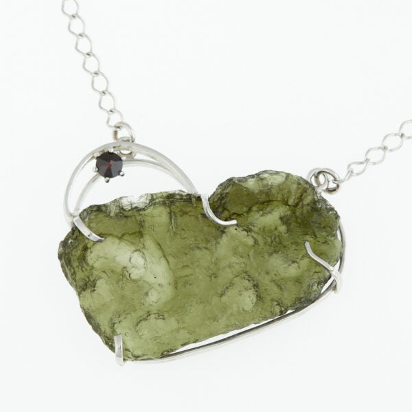 Collana d'argento con moldavite e granato- cuore 737