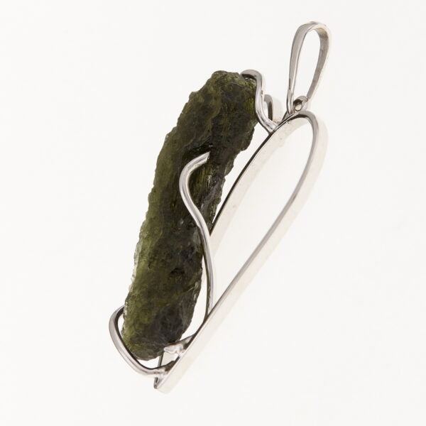 Pendente in oro con a moldavite – cuore