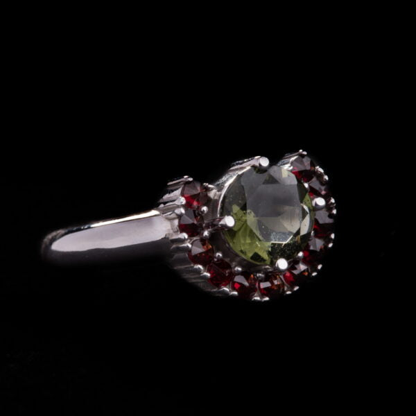 Anello in argento con moldavite e granati 091G