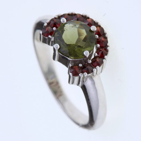 Anello in argento con moldavite e granati 091G
