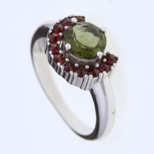 Anello in argento con moldavite e granati 091G