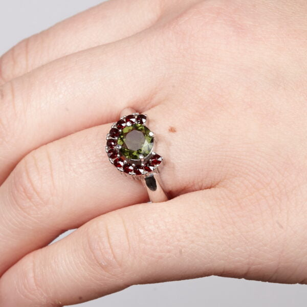 Anello in argento con moldavite e granati 091G