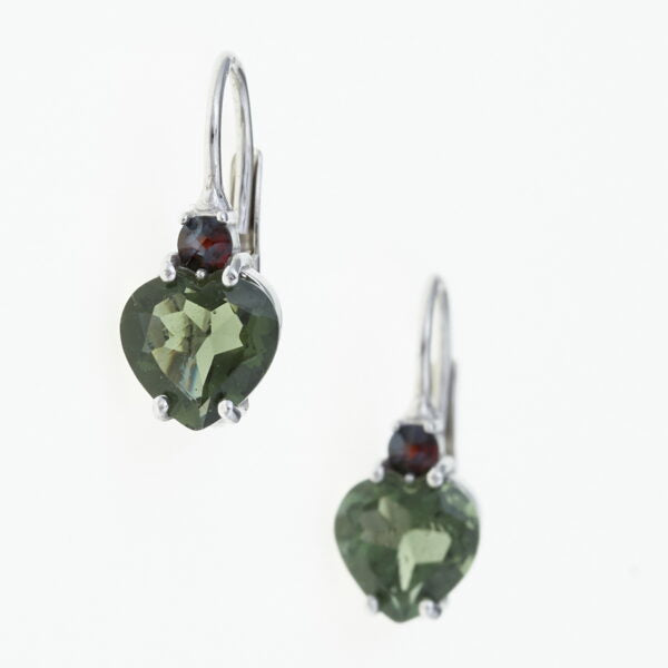 Orecchini in argento con moldavite e granati – cuore 172G
