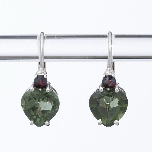 Orecchini in argento con moldavite e granati – cuore 172G