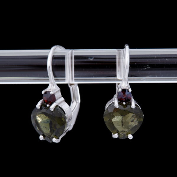 Orecchini in argento con moldavite e granati – cuore 172G