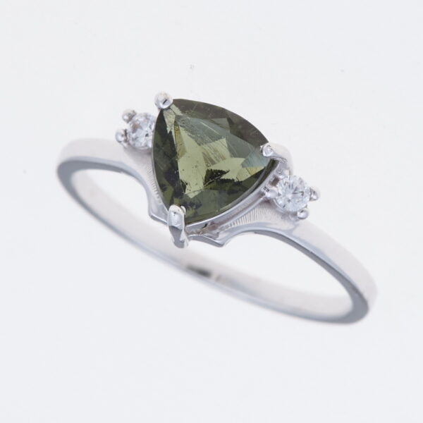 Anello in argento con moldavite e zirconi