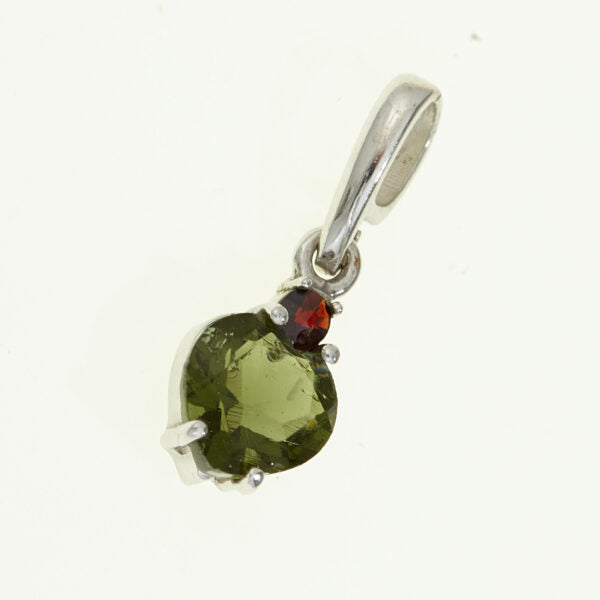 Pendente in argento con moldavite e granato – cuore 227G