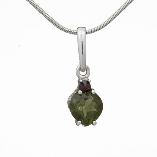 Pendente in argento con moldavite e granato – cuore 227G