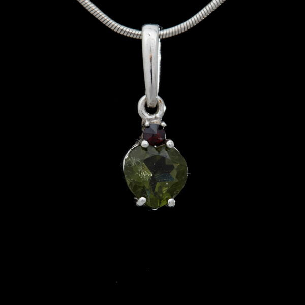 Pendente in argento con moldavite e granato – cuore 227G