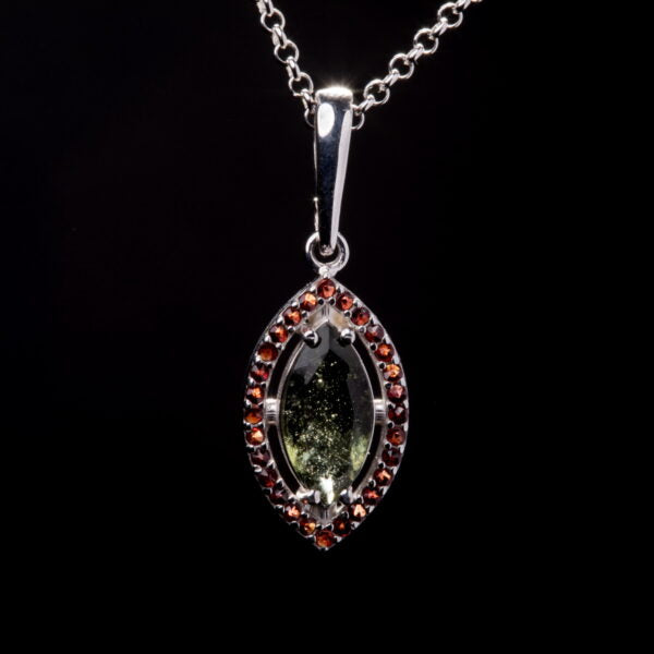 Pendente in argento con moldavite e granati 329G