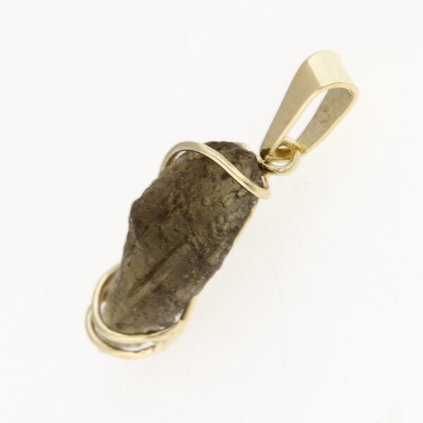 Pendente in oro con natural moldavite 071