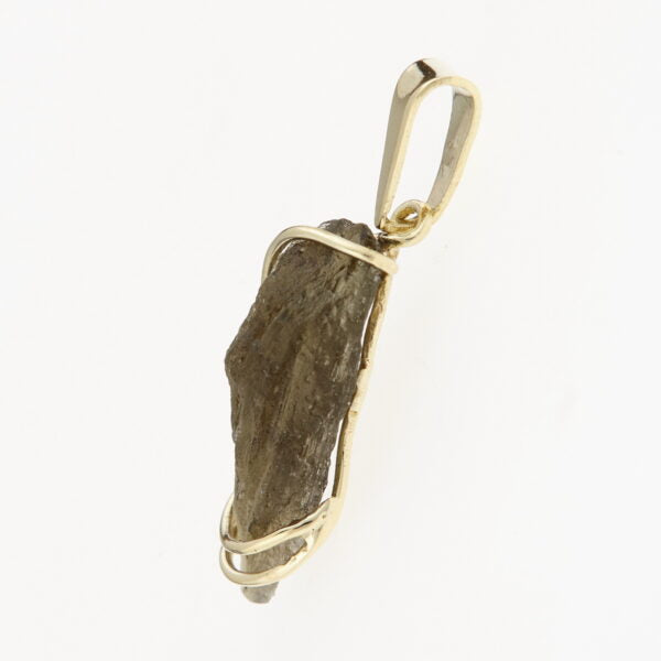 Pendente in oro con natural moldavite 071