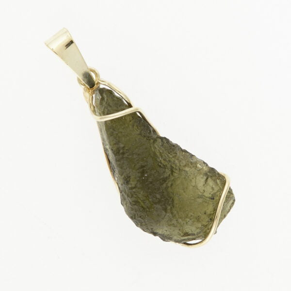 Pendente in oro con natural moldavite 068