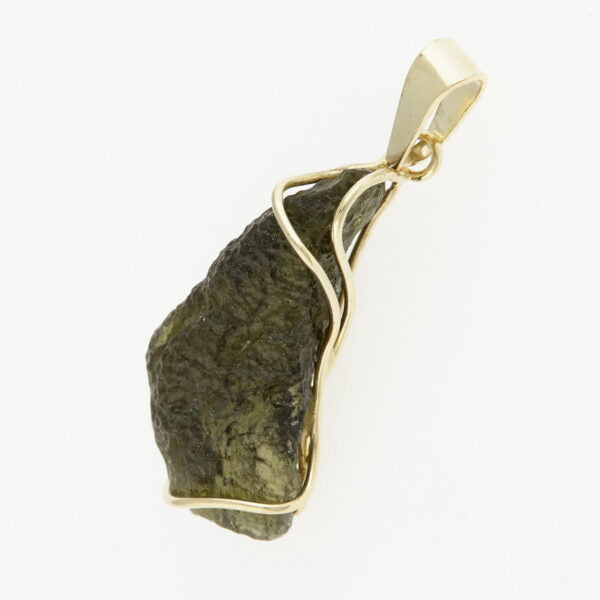 Pendente in oro con natural moldavite 068