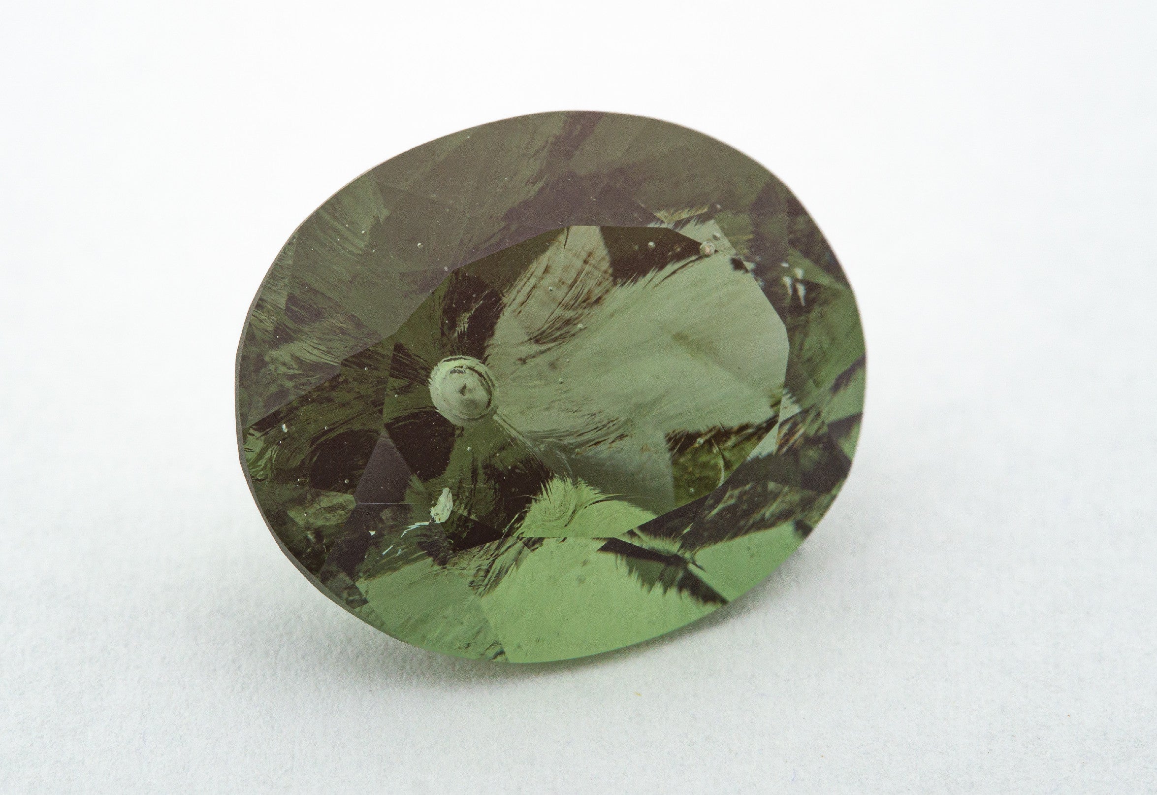 Faceted moldavite with a rare bubble 16,25ct - BV008