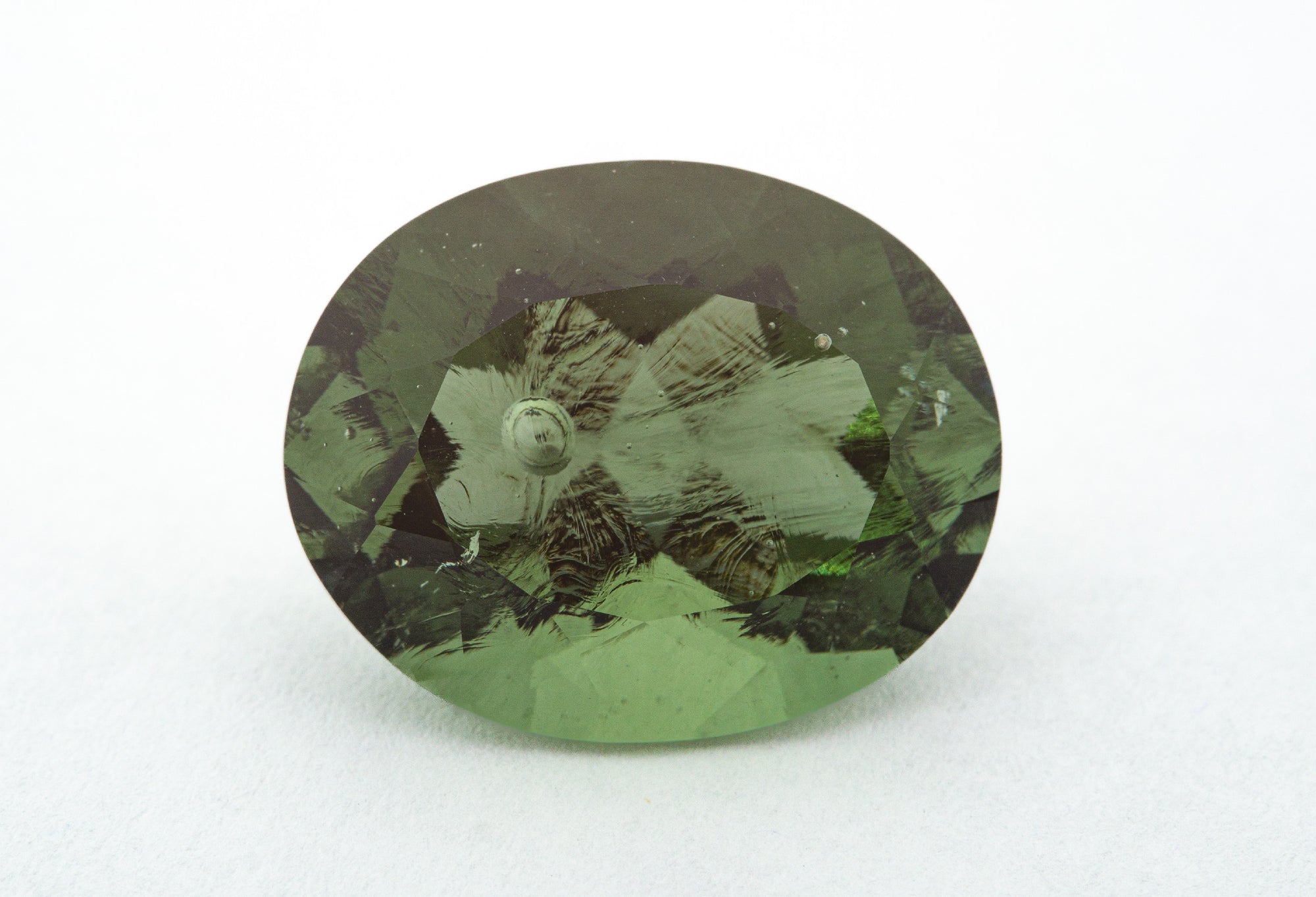 Faceted moldavite with a rare bubble 16,25ct