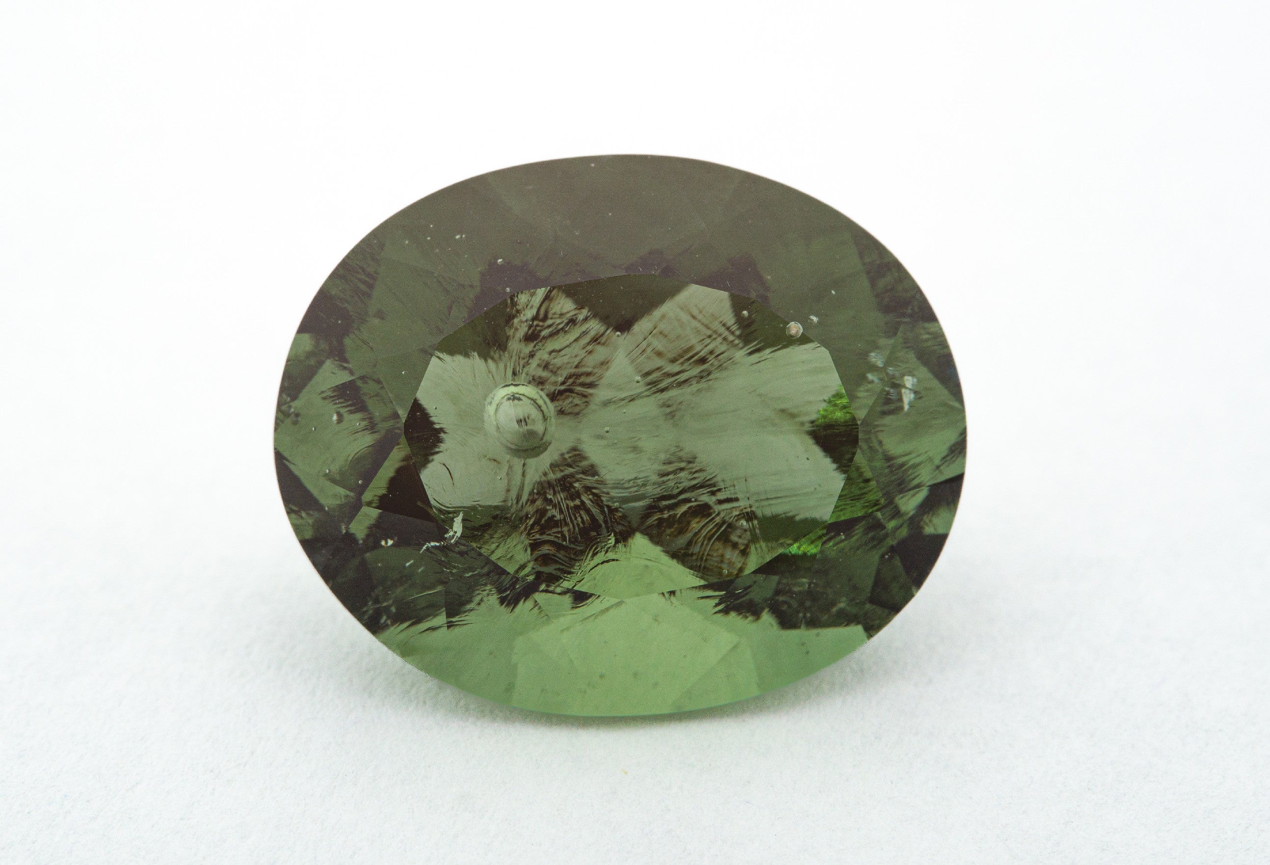Faceted moldavite with a rare bubble 16,25ct