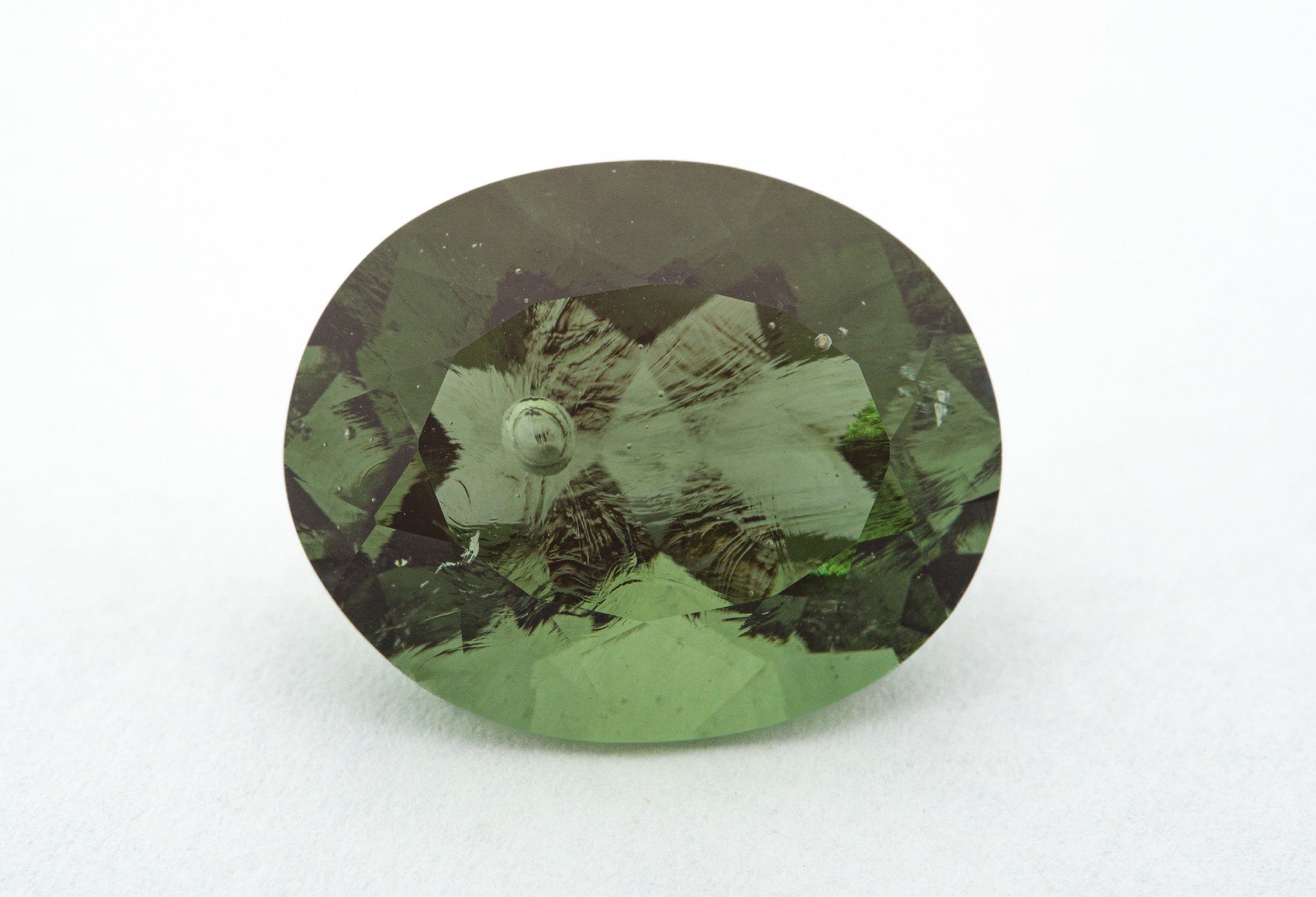 Faceted moldavite with a rare bubble 16,25ct