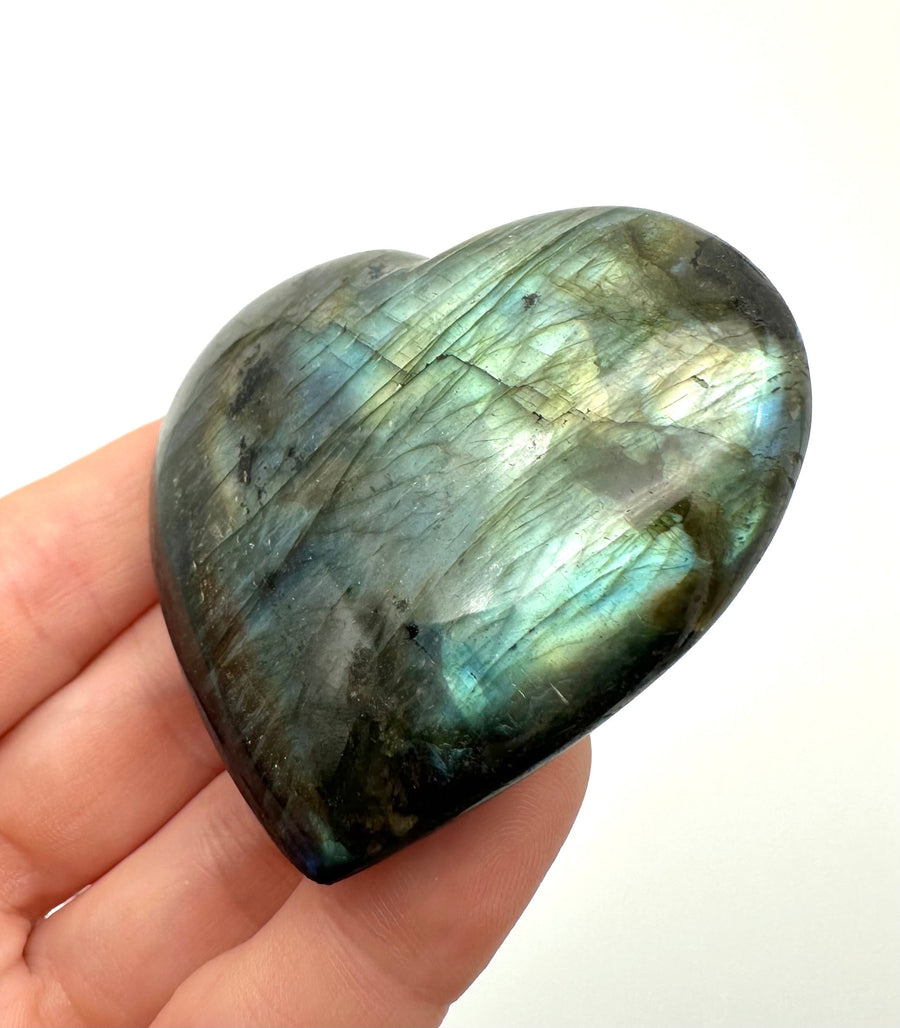 Cuore in labradorite del Madagascar con bande verdi, gialle e riflessi azzurri