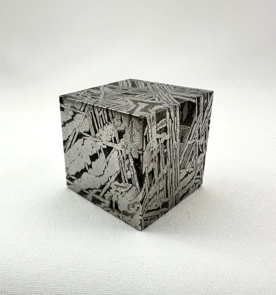 Cubo di meteorite ferroso Aletai levigato, facce grigio metallico con lamelle chiare incrociate