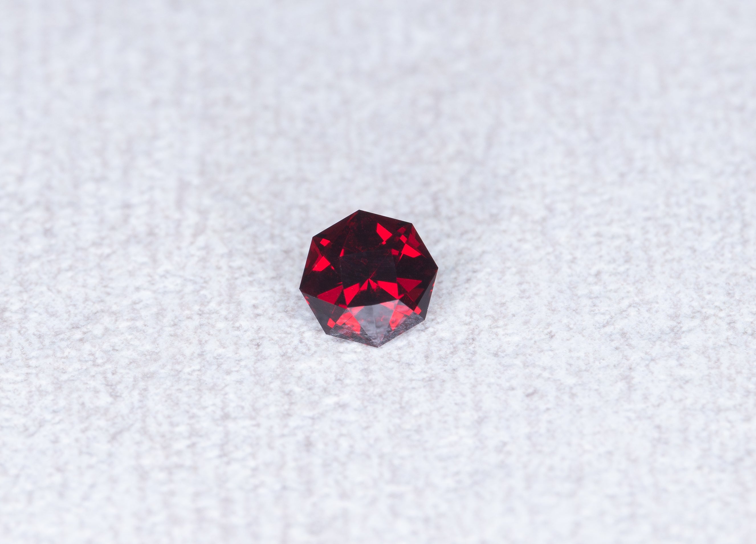 Faceted czech garnet (pair) – Ceske Stredohori, CZ - BG001
