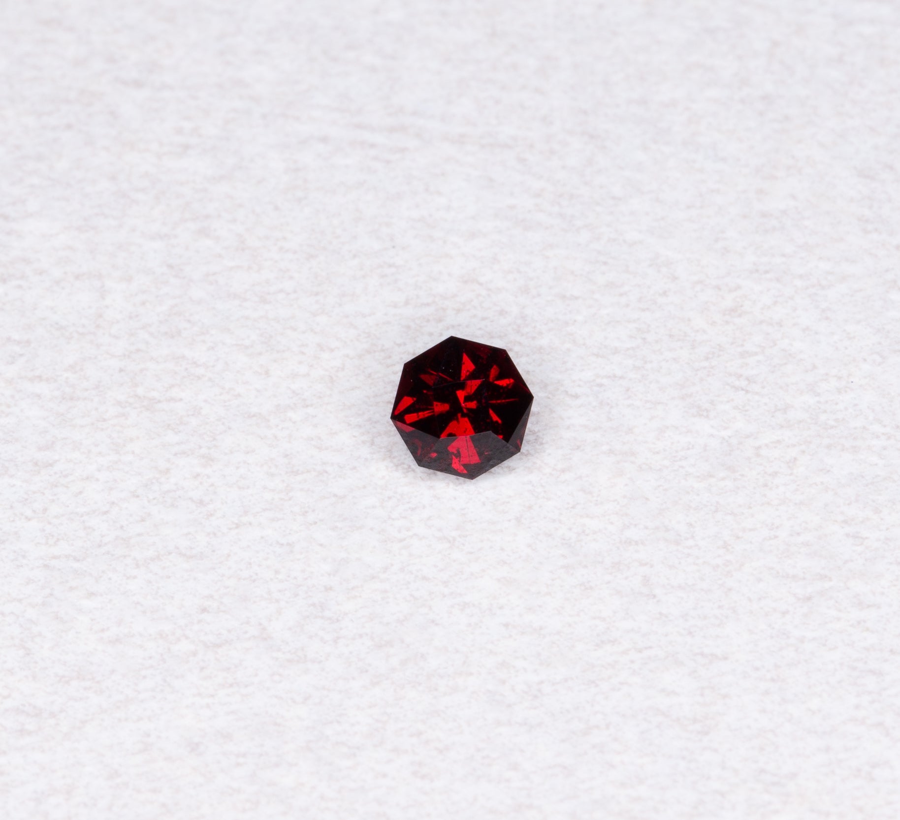 Faceted czech garnet (pair) – Ceske Stredohori, CZ - BG001