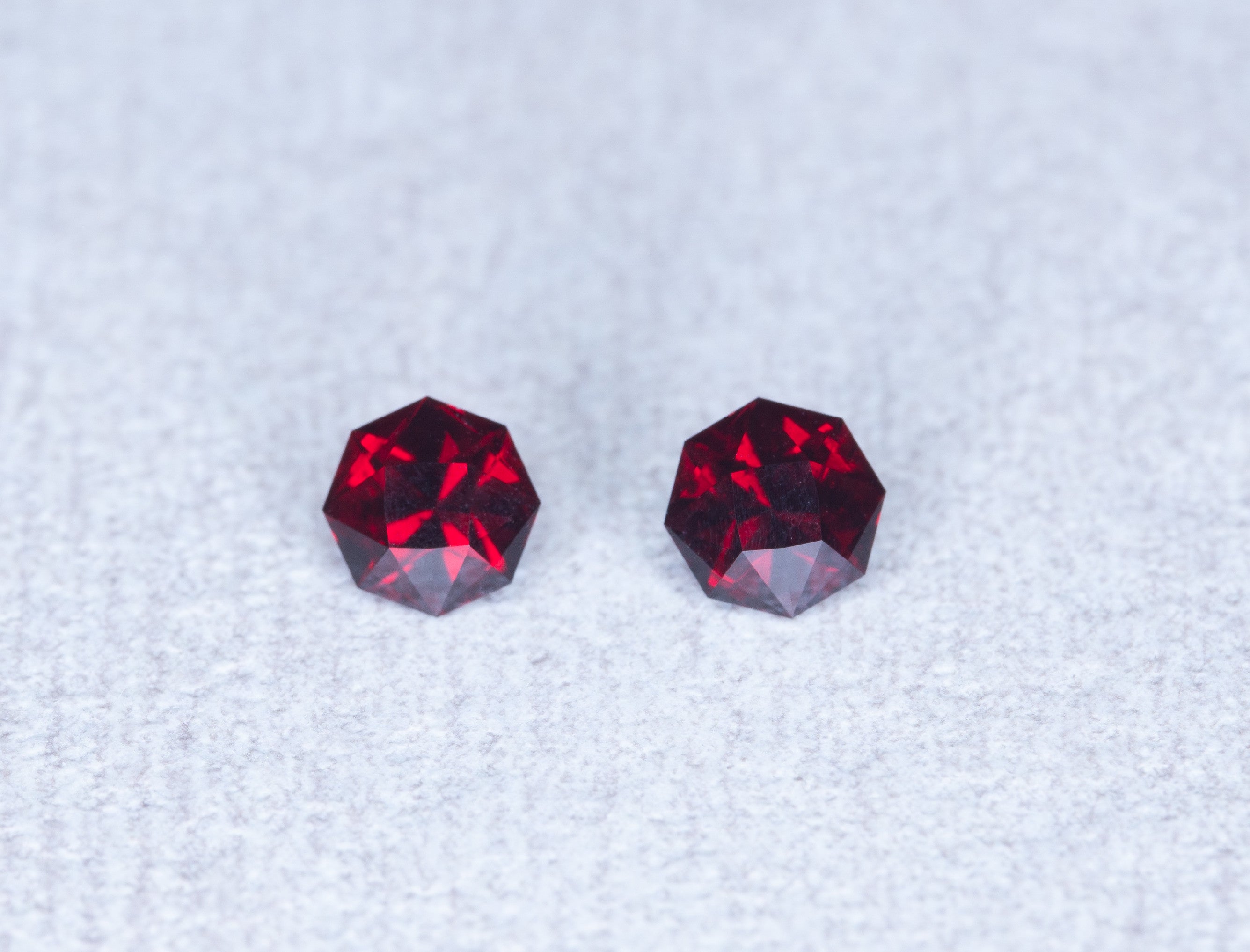 Faceted czech garnet (pair) – Ceske Stredohori, CZ