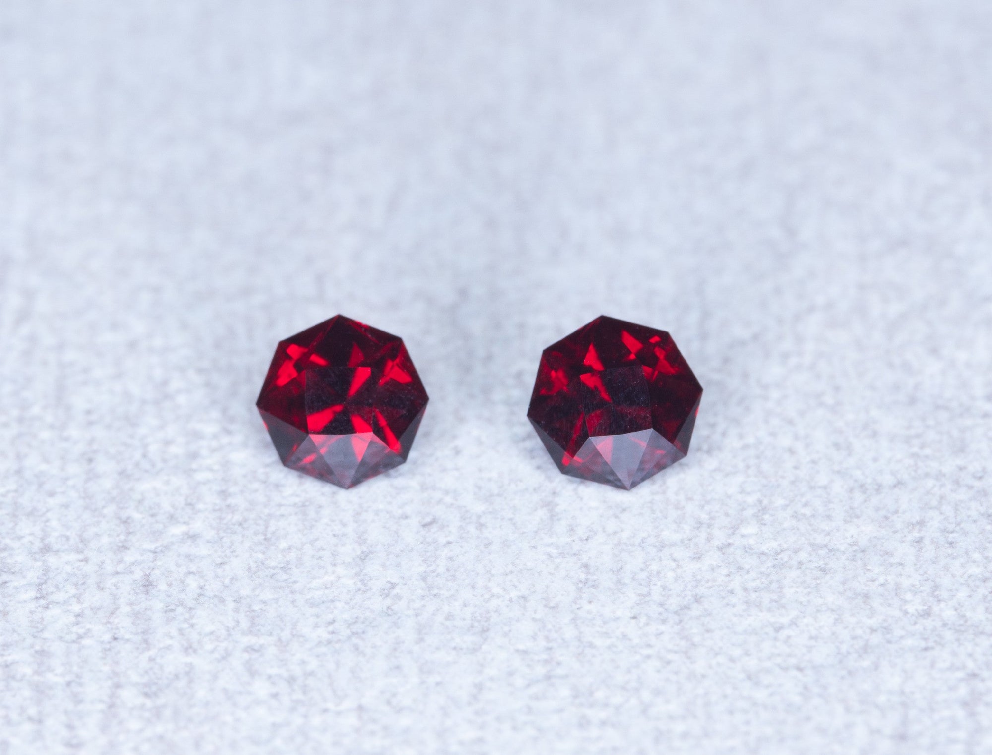 Faceted czech garnet (pair) – Ceske Stredohori, CZ