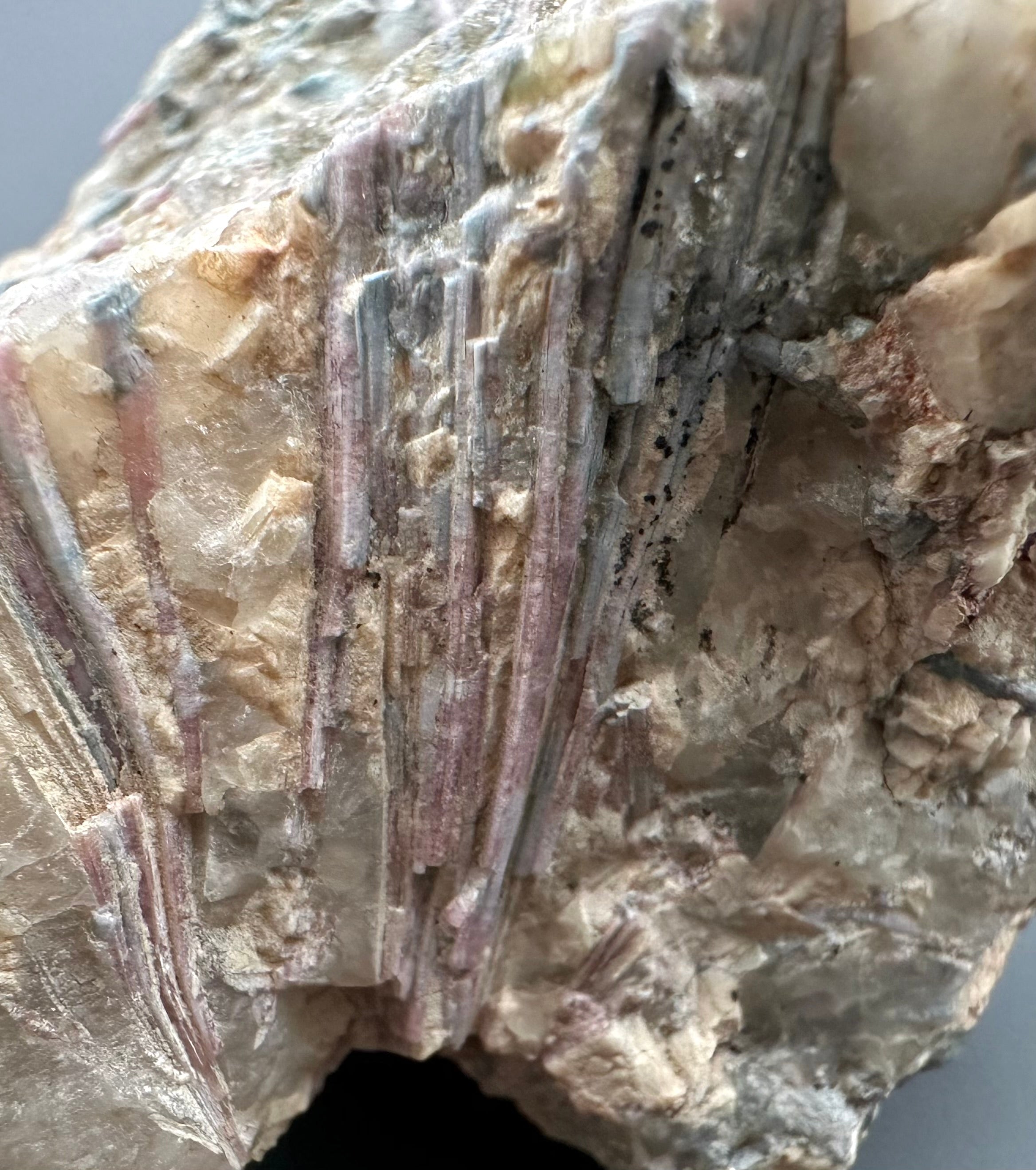Elbaite, Indigolite, Rubellite, Amblygonite – Rozna, CZ - EL001