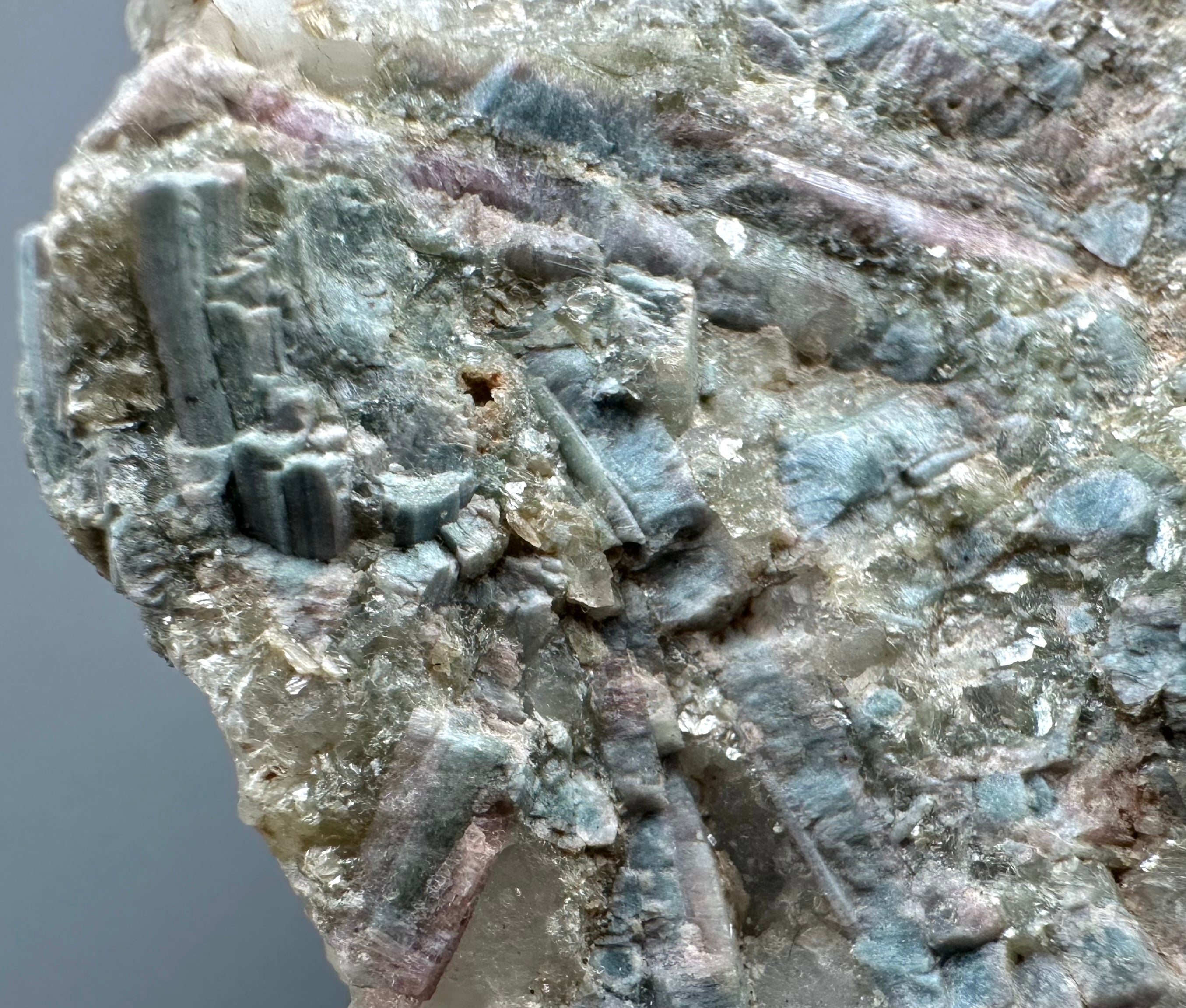 Elbaite, Indigolite, Rubellite, Amblygonite – Rozna, CZ - EL001