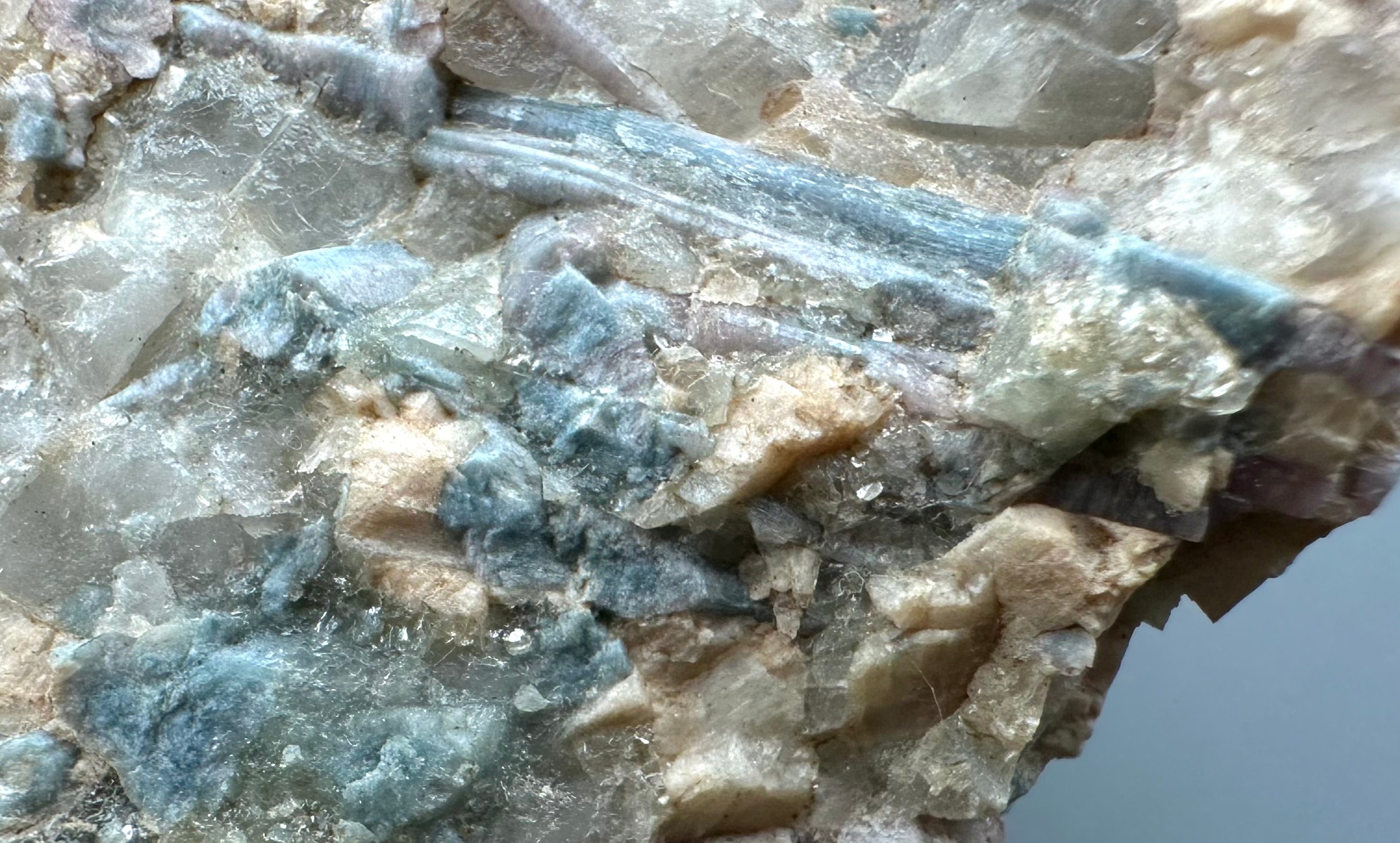 Elbaite, Indigolite, Rubellite, Amblygonite – Rozna, CZ - EL001