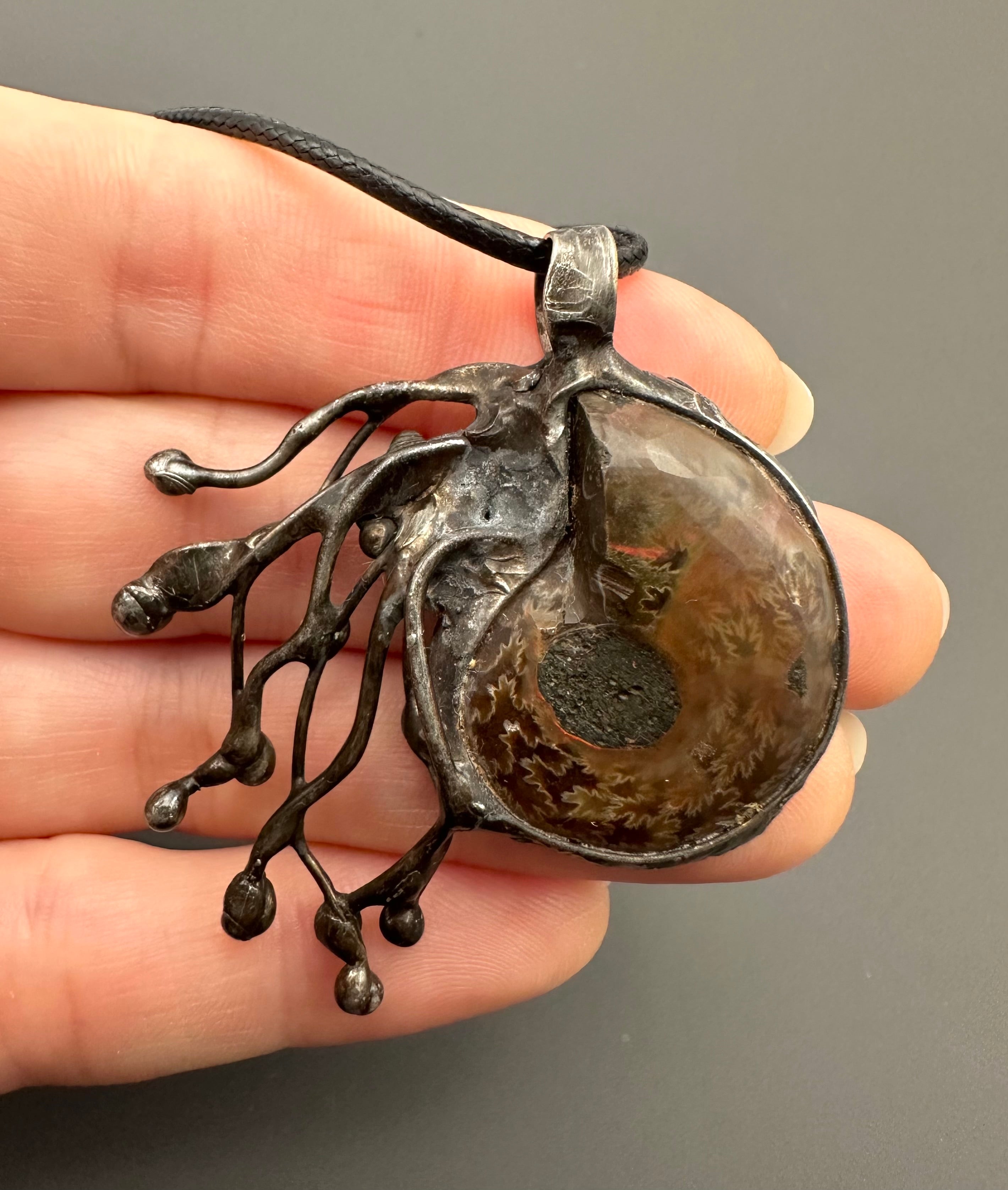 Pendant with ammonite - P/002