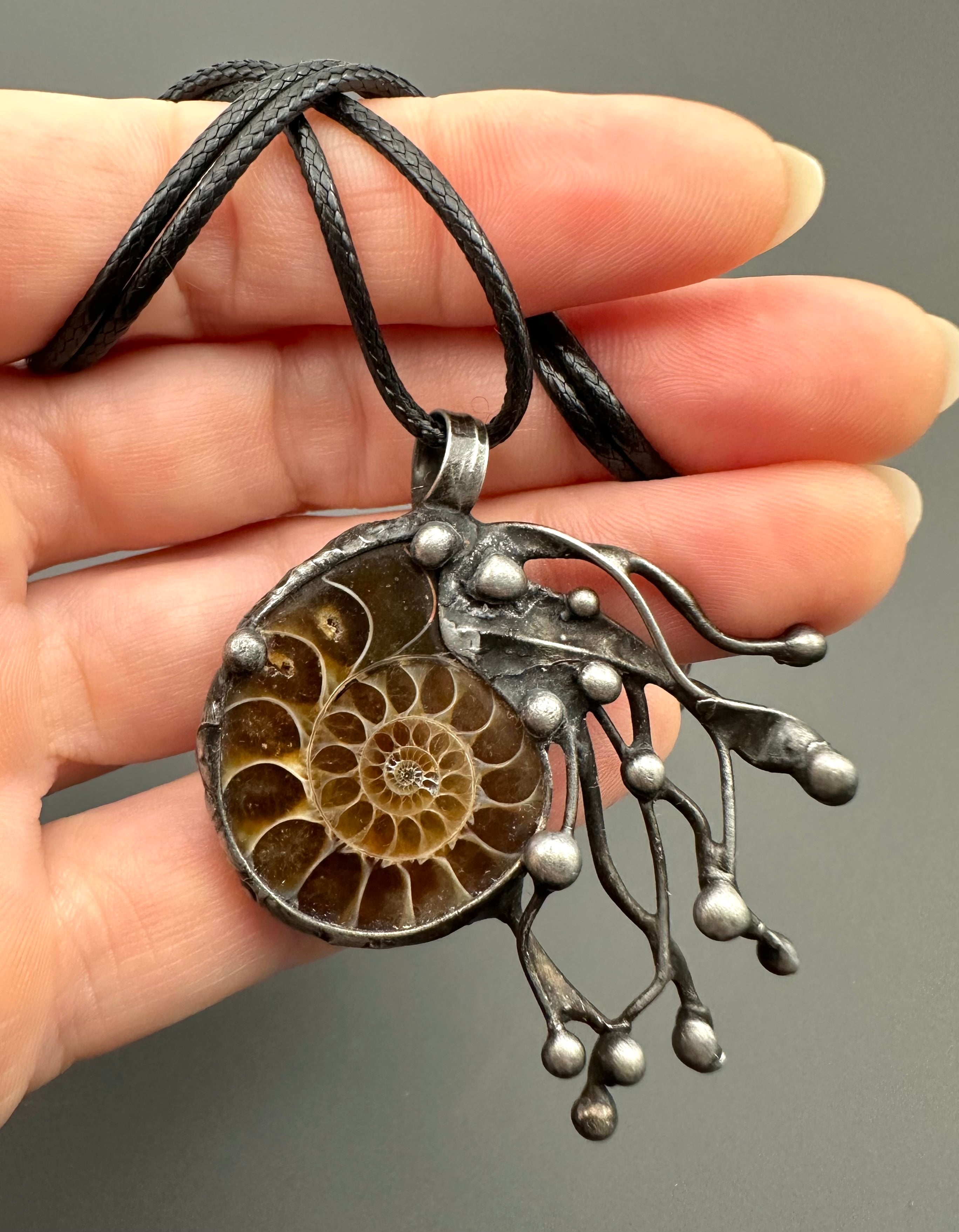 Pendant with ammonite - P/002