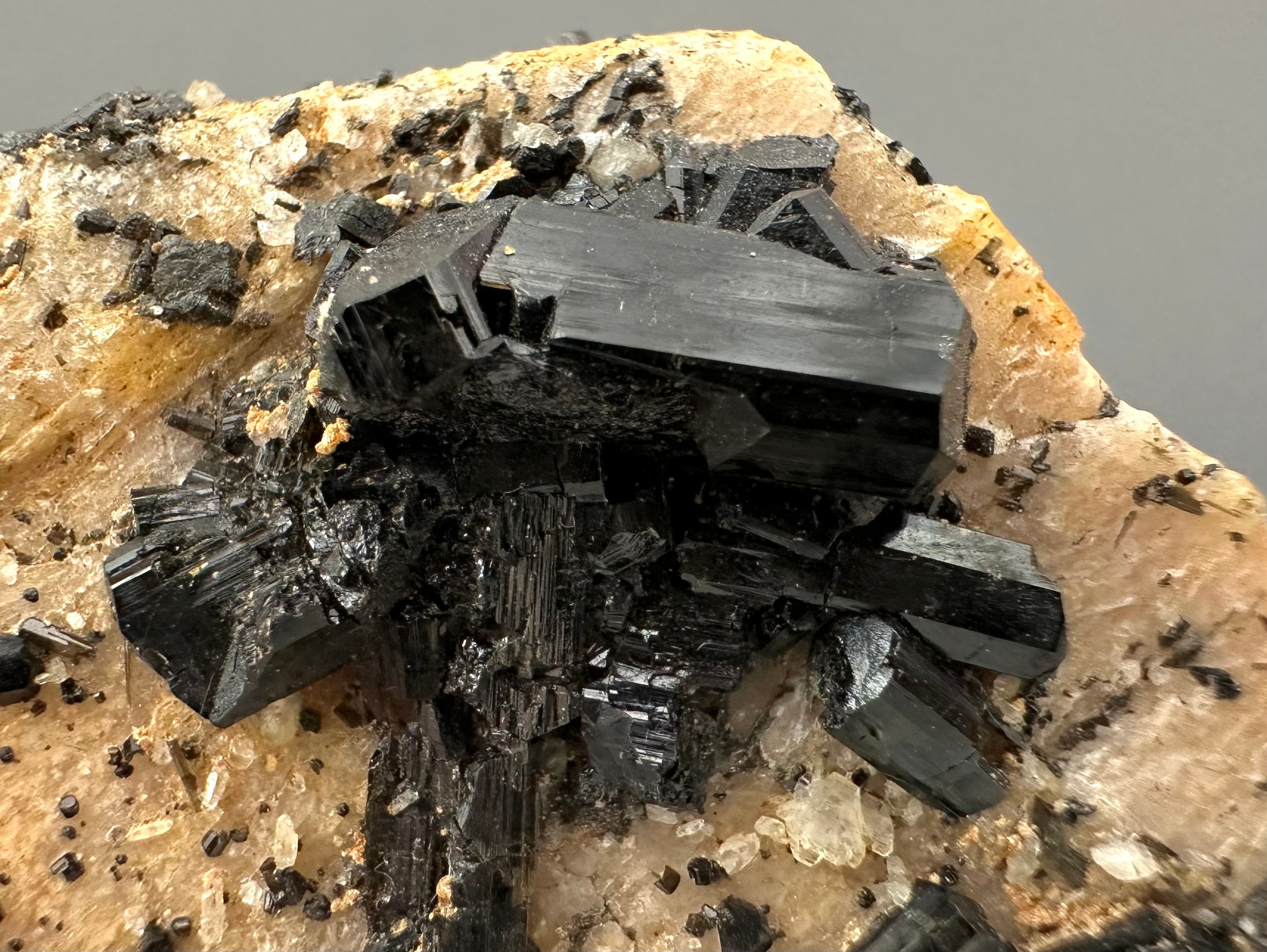 Schorl on albite – Dolni Bory, CZ - SK040