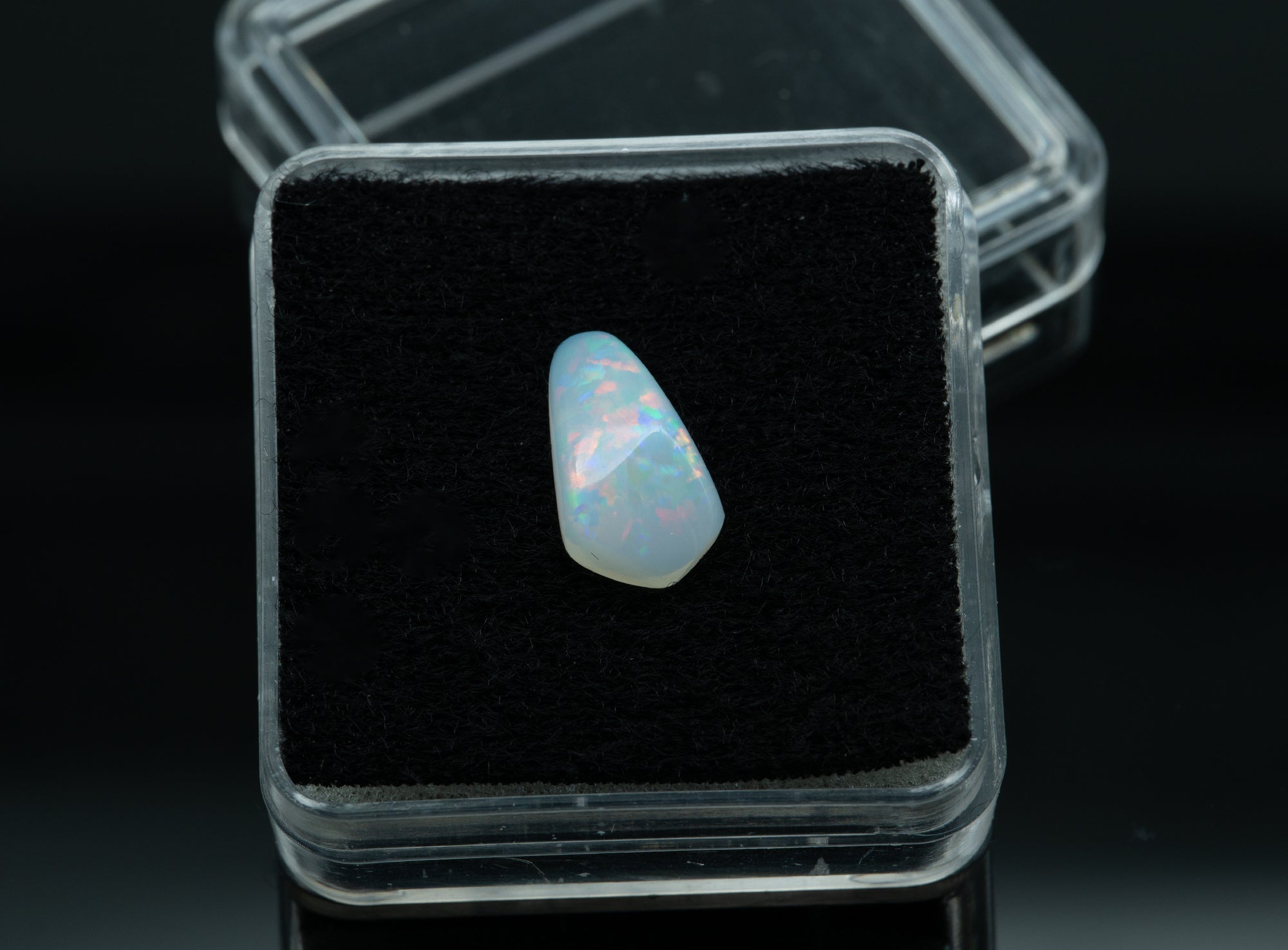 Precious opal – Cabochon – Dubniky, Slovakia