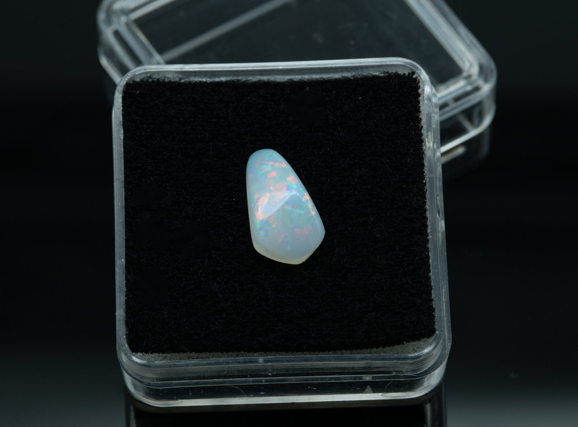 Precious opal – Cabochon – Dubniky, Slovakia