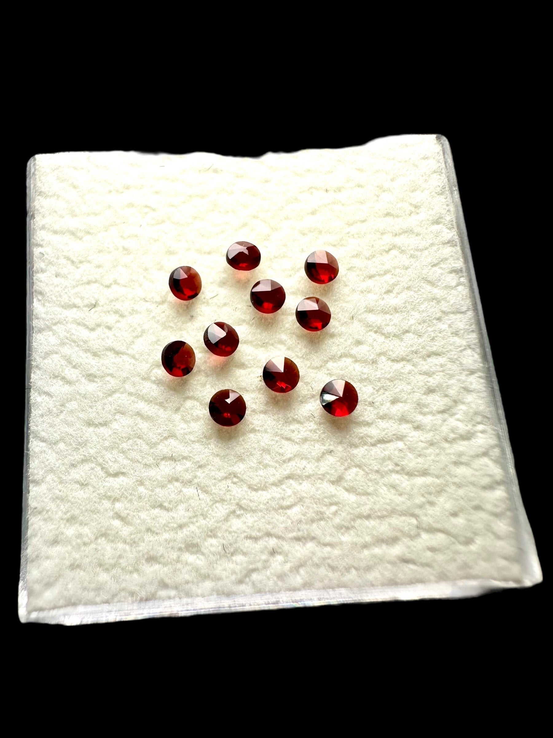 Faceted czech garnet 10 pcs – Ceske Stredohori, CZ - BG009