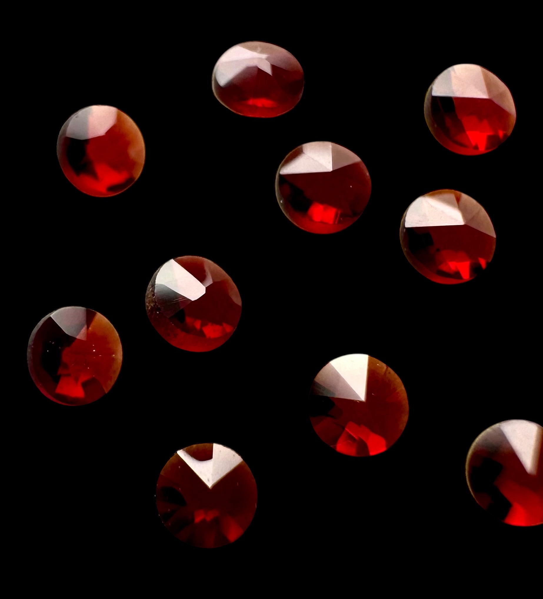 Faceted czech garnet 10 pcs – Ceske Stredohori, CZ - BG009