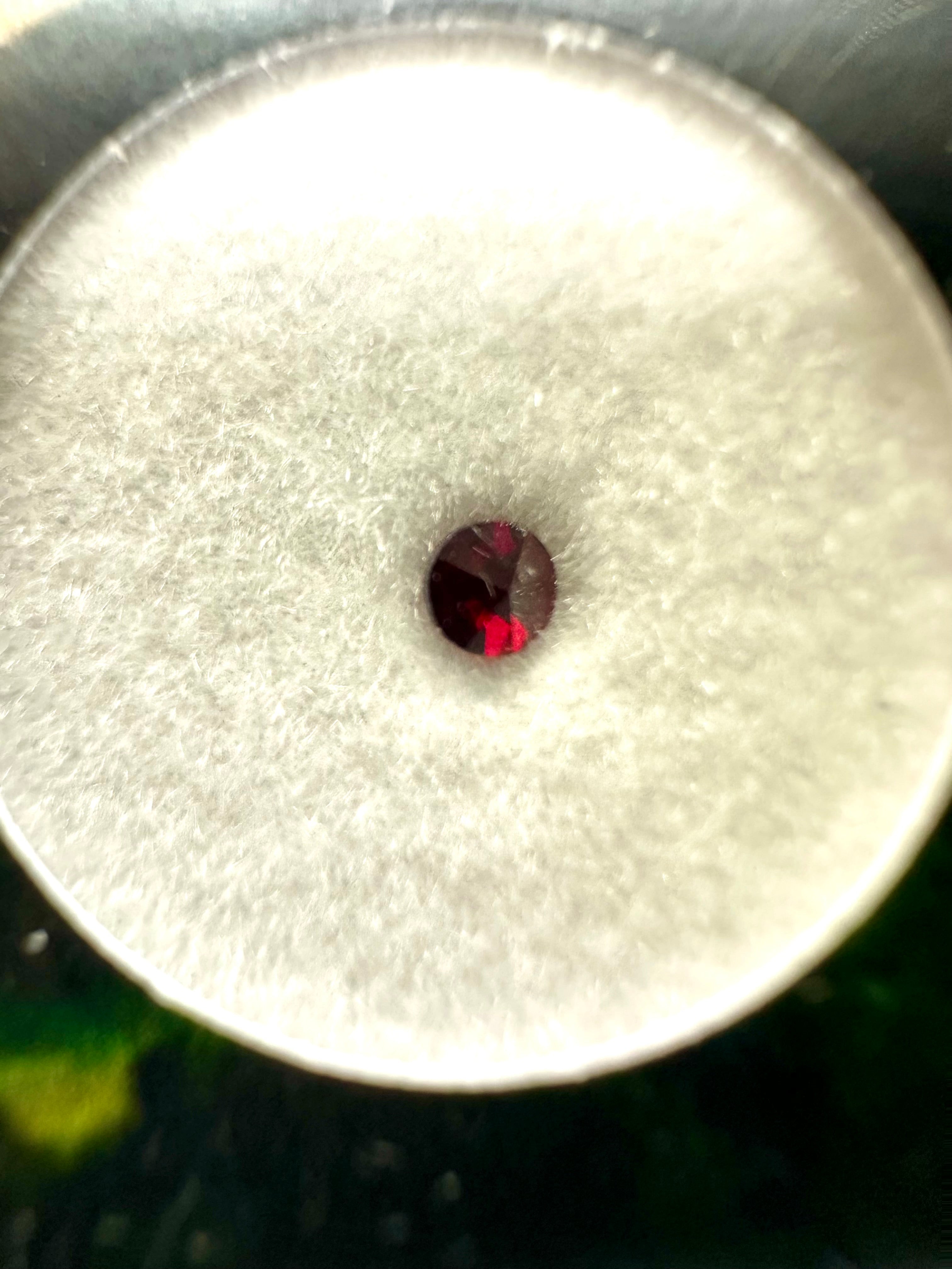Faceted czech garnet in box – Ceske Stredohori, CZ - BG014