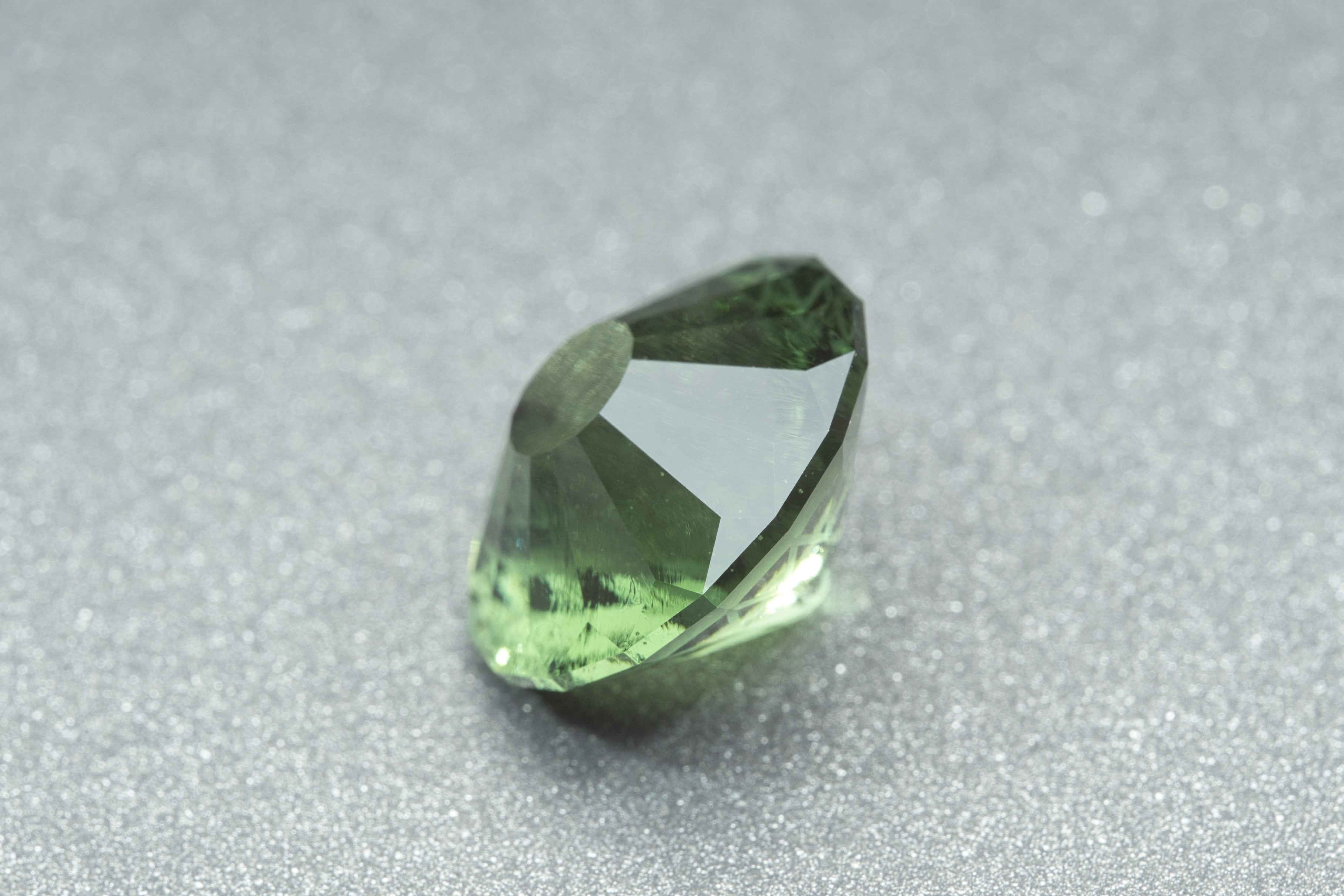 Moldavite faccettata 11,5ct – TOP - BV043